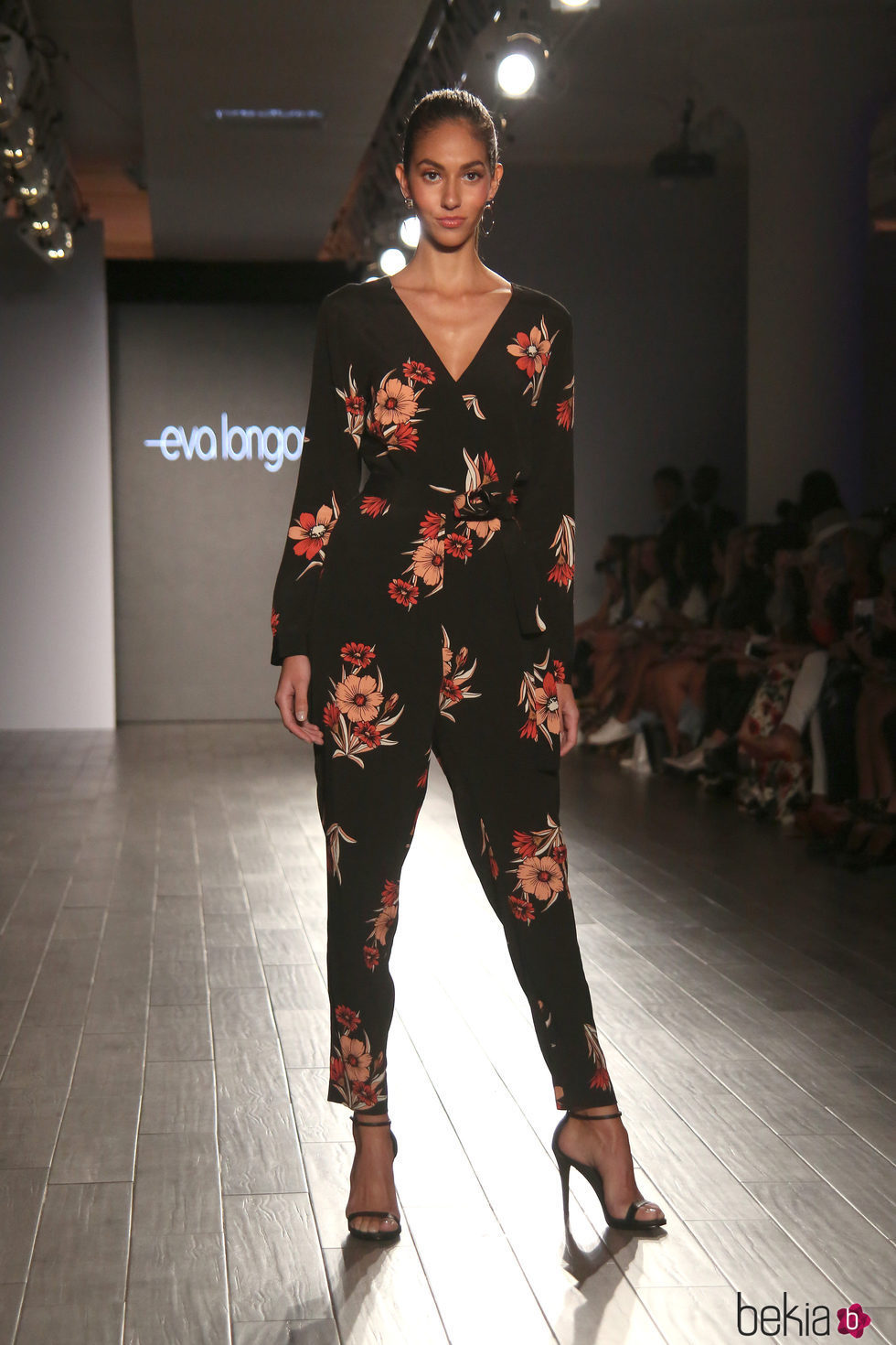 Mono de flores negro de Eva Longoria colección primavera/verano 2018 en Nueva York Fashion Week