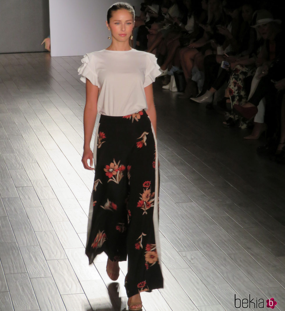 Blusa blanca y pantalón de flores de Eva Longoria colección primavera/verano 2018 en Nueva York Fashion Week