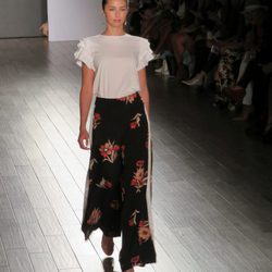 Blusa blanca y pantalón de flores de Eva Longoria colección primavera/verano 2018 en Nueva York Fashion Week