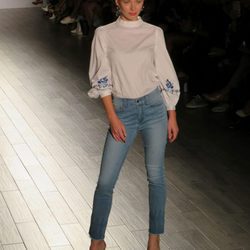 Blusa blanca y vaquero de Eva Longoria colección primavera/verano 2018 en Nueva York Fashion Week