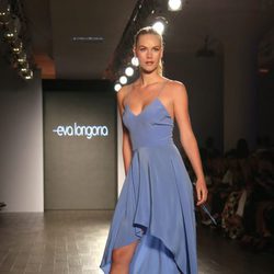 Desfile de Eva Longoria colección primavera/verano 2018 en Nueva York Fashion Week