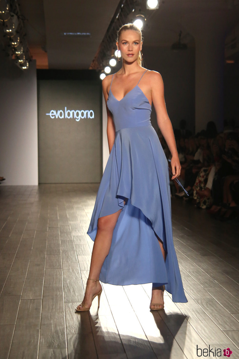 Vestido azul escotado de tirantes Desfile de Eva Longoria colección primavera/verano 2018 en Nueva York Fashion Week
