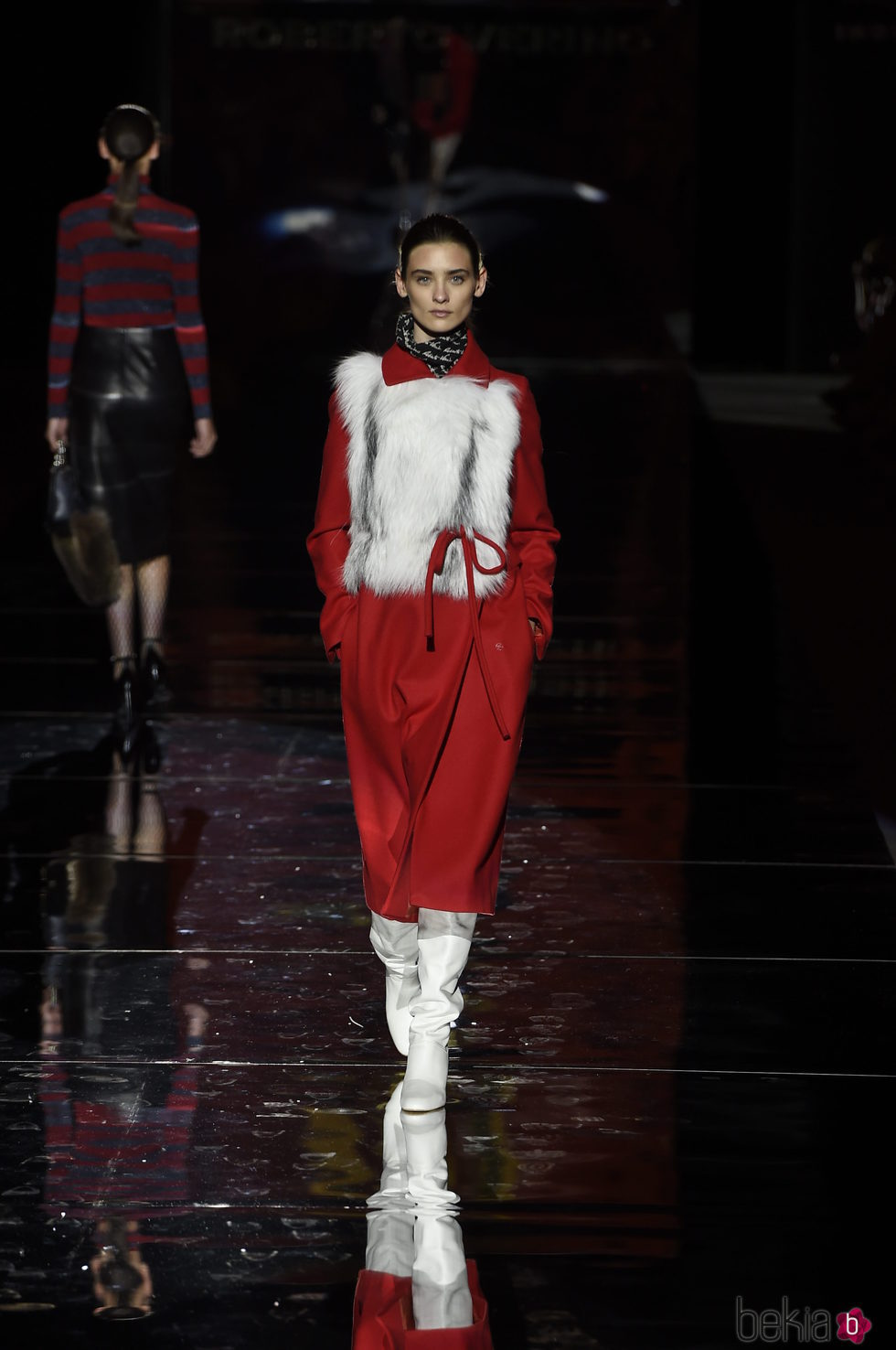 Abrigo rojo de Roberto Verino otoño/invierno 2017/2018 en la Madrid Fashion Week