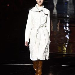 Abrigo color blanco de Roberto Verino otoño/invierno 2017/2018 en la Madrid Fashion Week