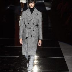 Abrigo de paño gris de Roberto Verino otoño/invierno 2017/2018 en la Madrid Fashion Week