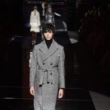 Abrigo de paño gris de Roberto Verino otoño/invierno 2017/2018 en la Madrid Fashion Week