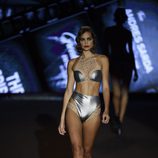 Bikini metalizado de Andrés Sardá primavera/verano 2018 en la Madrid Fashion Week