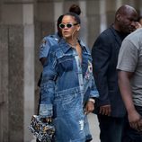 Rihanna con un vestido denim XXL en Nueva York