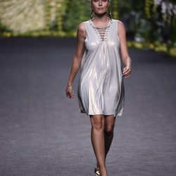 Esmeralda Moya con un vestido de lycra desfilando para Francis Montesinos en Madrid Fashion Week primavera/verano 2018