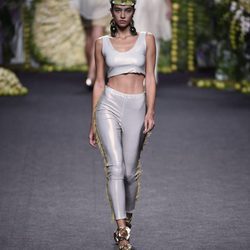 Rocío Crusset con pantalón y top desfilando para Francis Montesinos en Madrid Fashion Week primavera/verano 2018