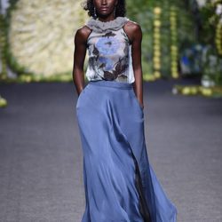 Falda azul larga en el desfile de Francis Montesinos en Madrid Fashion Week primavera/verano 2018