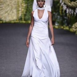 Vestido blanco en el desfile de Francis Montesinos en Madrid Fashion Week primavera/verano 2018