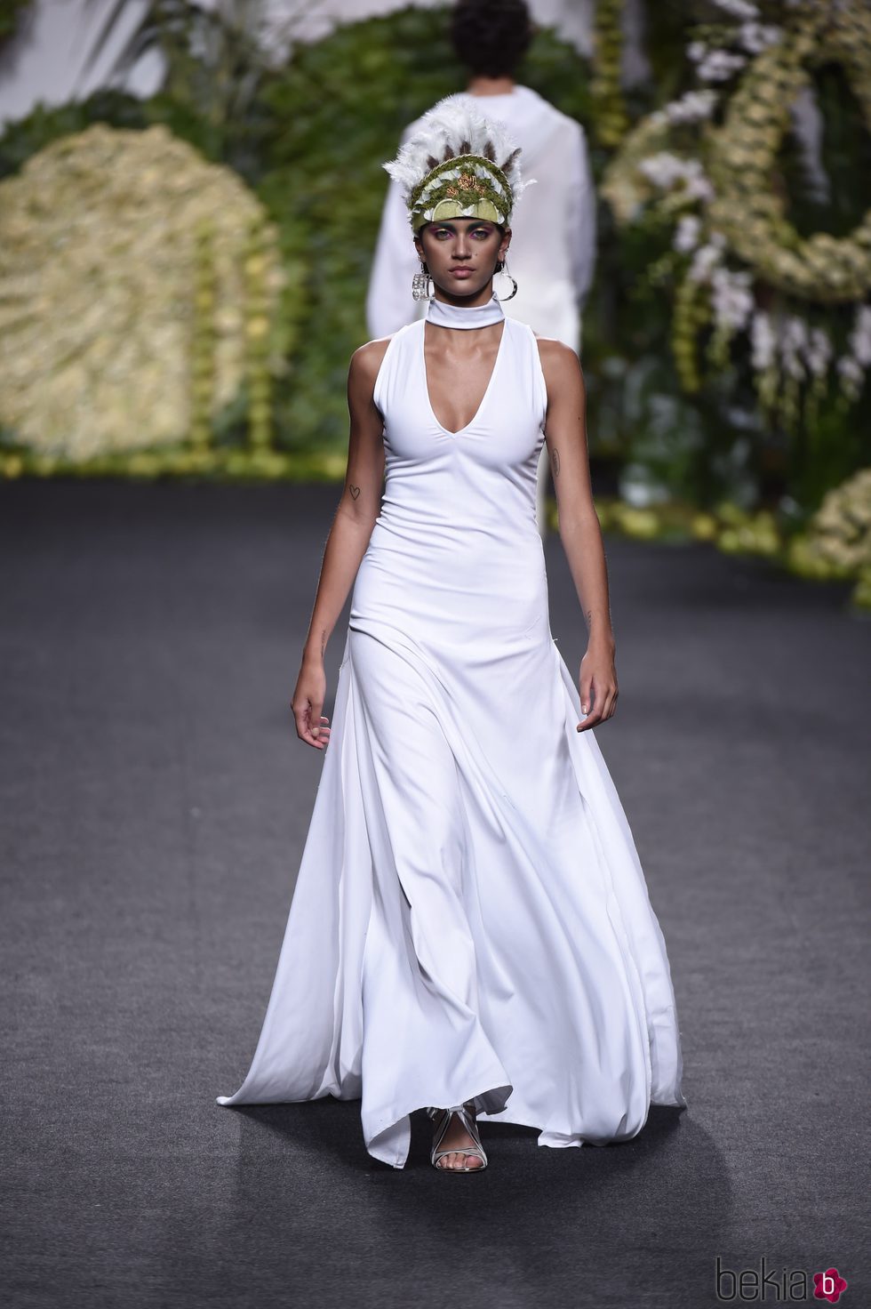 Vestido blanco en el desfile de Francis Montesinos en Madrid Fashion Week primavera/verano 2018