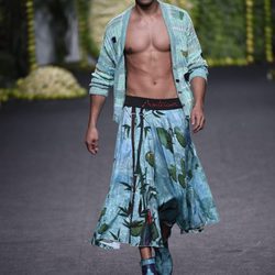 Javier Tudela con falda tropical desfilando para Francis Montesinos en Madrid Fashion Week primavera/verano 2018
