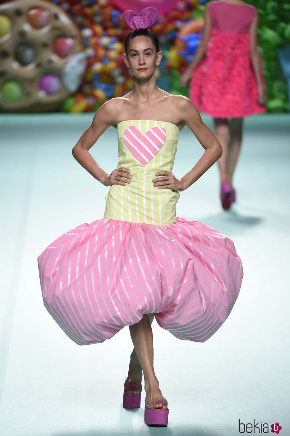 Vestido bicolor de Ágatha Ruíz de la Prada primavera/verano 2018 en la Madrid Fashion Week