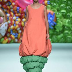 Vestido color coral de Ágatha Ruíz de la Prada primavera/verano 2018 en la Madrid Fashion Week