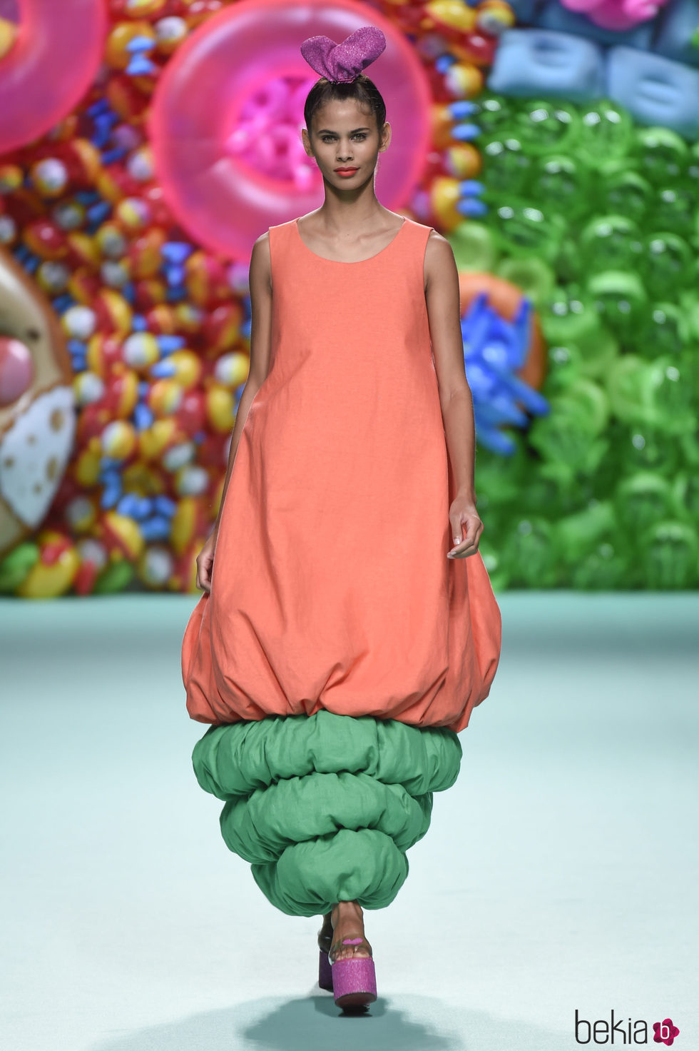 Vestido color coral de Ágatha Ruíz de la Prada primavera/verano 2018 en la Madrid Fashion Week