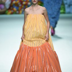 Vestido de rayas de Ágatha Ruíz de la Prada primavera/verano 2018 en la Madrid Fashion Week