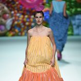 Vestido de rayas de Ágatha Ruíz de la Prada primavera/verano 2018 en la Madrid Fashion Week
