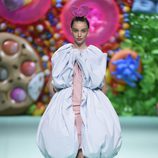 Vestido mini de rayas de Ágatha Ruíz de la Prada primavera/verano 2018 en la Madrid Fashion Week