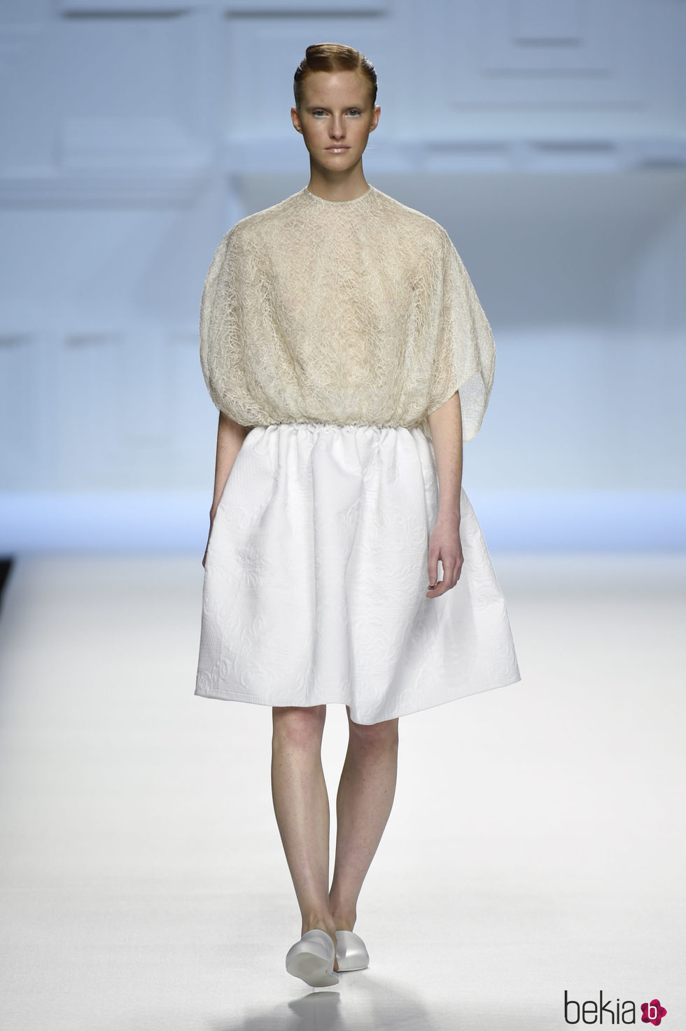 Blusa beige y falda blanca de Devota & Lomba primavera/verano 2018 en Madrid Fashion Week