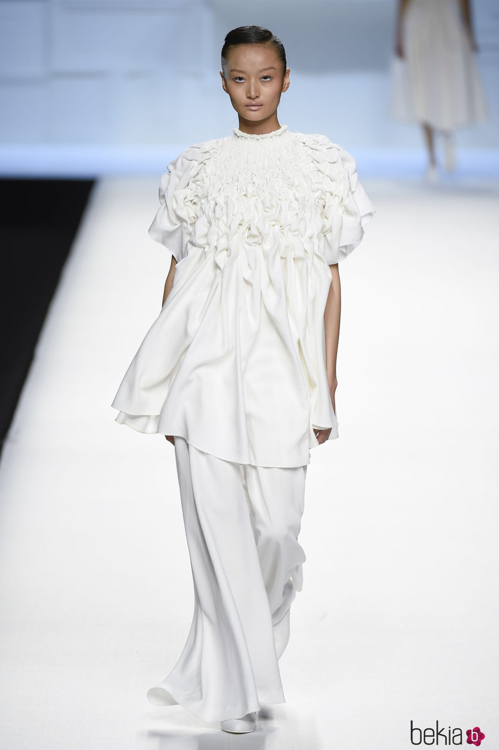 Blusa larga con pliegues blanca de Devota & Lomba primavera/verano 2018 en Madrid Fashion Week