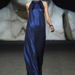 Vestido azul largo de Ana Locking primavera/verano 2018 para Madrid Fashion Week