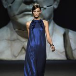 Vestido azul largo de Ana Locking primavera/verano 2018 para Madrid Fashion Week