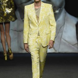Traje amarillo bordado de hombre de Ana Locking primavera/verano 2018 para Madrid Fashion Week
