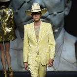 Traje amarillo bordado de hombre de Ana Locking primavera/verano 2018 para Madrid Fashion Week