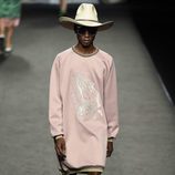 Sudadera larga rosa de hombre de Ana Locking primavera/verano 2018 para Madrid Fashion Week