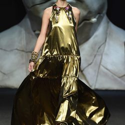 Vestido largo dorado de Ana Locking primavera/verano 2018 para Madrid Fashion Week