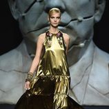 Vestido largo dorado de Ana Locking primavera/verano 2018 para Madrid Fashion Week