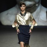 Blusa dorada y falda de tubo azul de Ana Locking colección primavera/verano 2018 en Madrid Fashion Week