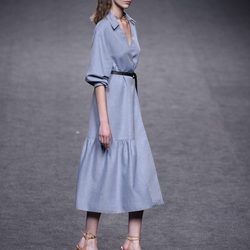 Vestido azul cielo de Roberto Torretta colección primavera/verano 2018 en Madrid Fashion Week