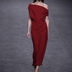 Vestido rojo oscuro de Roberto Torretta primavera/verano 2018 para Madrid Fashion Week