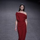 Vestido rojo oscuro de Roberto Torretta primavera/verano 2018 para Madrid Fashion Week