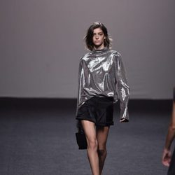 Jersey metalizado plata y shorts de Roberto Torretta primavera/verano 2018 para Madrid Fashion Week