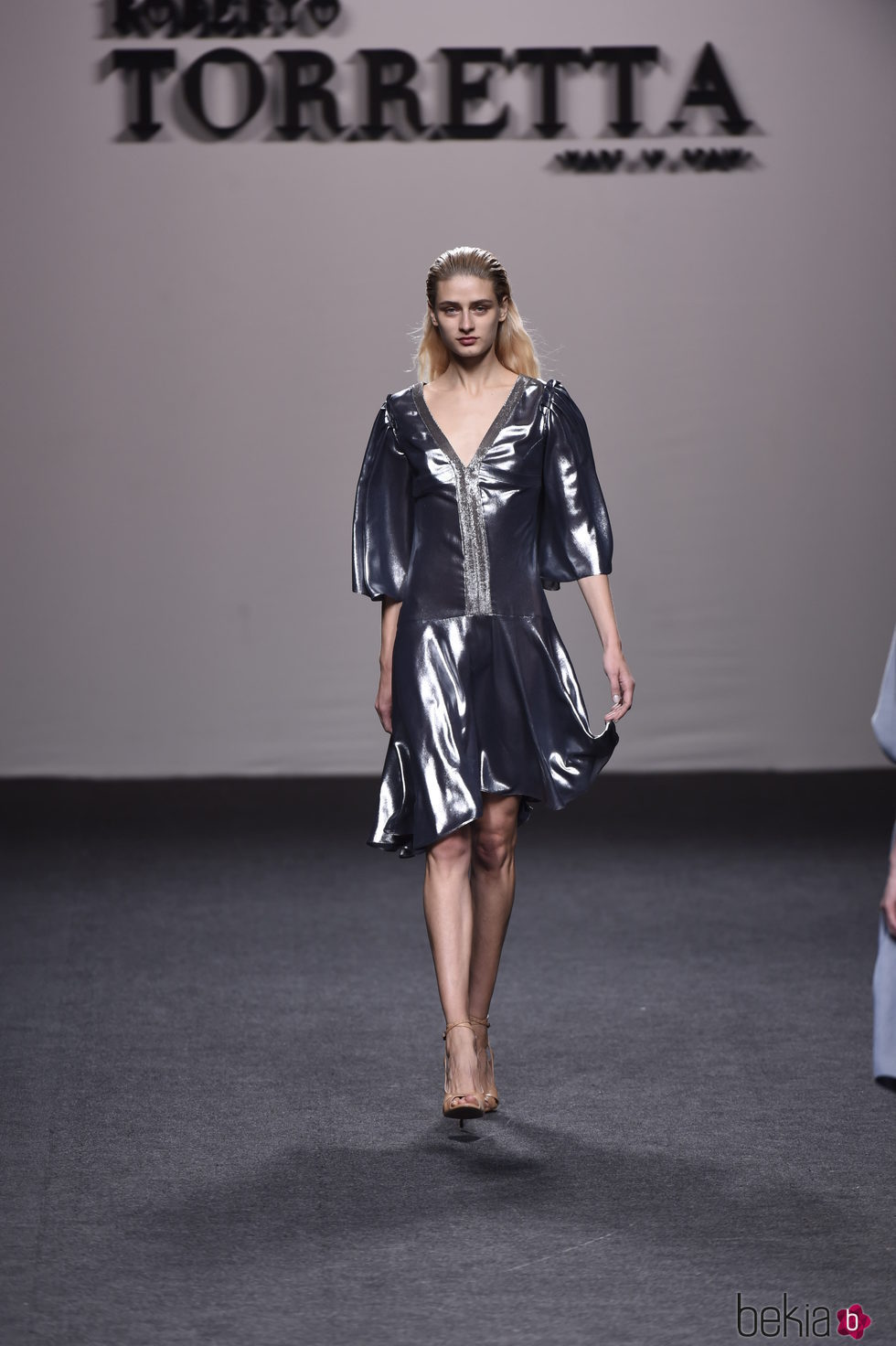 Vestido metalizado en plata de Roberto Torretta primavera/verano 2018 para Madrid Fashion Week