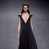 Vestido negro con escote en V de Roberto Torretta primavera/verano 2018 para Madrid Fashion Week