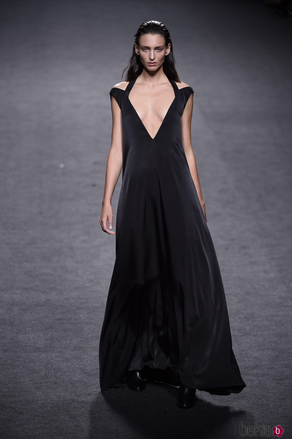 Vestido negro con escote en V de Roberto Torretta primavera/verano 2018 para Madrid Fashion Week