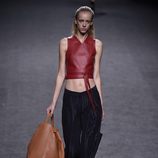 Top rojo y pantalón negro de Roberto Torreta primavera/verano 2018 para Madrid Fashion Week