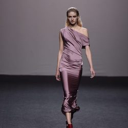 Vestido metalizado rosa largo de Roberto Torretta primavera/verano 2018 para Madrid Fashion Week