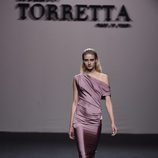 Vestido metalizado rosa largo de Roberto Torretta primavera/verano 2018 para Madrid Fashion Week