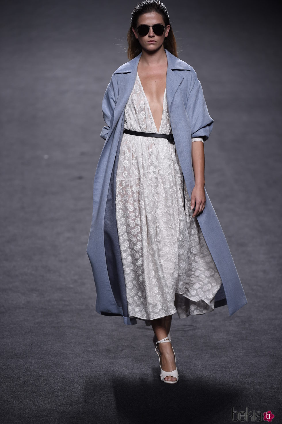Vestido blanco escotado y chaqueta azul de Roberto Torretta primavera/verano 2018 para Madrid Fashion Week