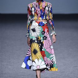 Falda y blusa de flores de María Escoté primavera/verano 2018 para Madrid Fashion Week