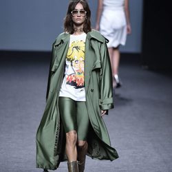 Gabardina verde de raso de María Escoté primavera/verano 2018 para Madrid Fashion Week