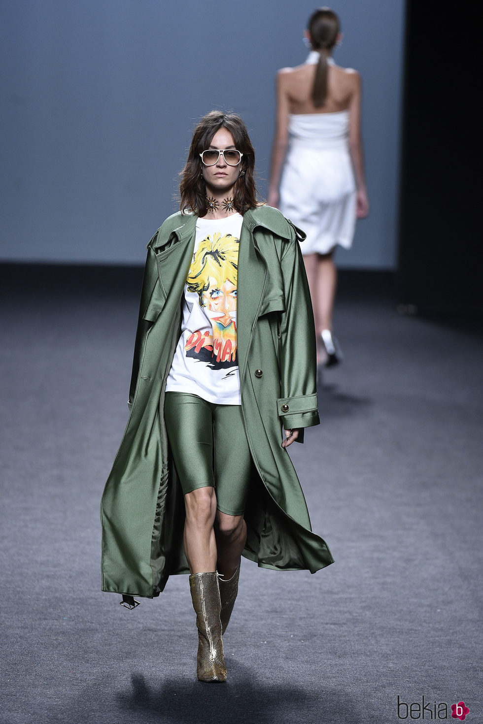 Gabardina verde de raso de María Escoté primavera/verano 2018 para Madrid Fashion Week