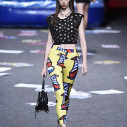 Crop top y pantalón amarillo estampado de Maya Hansen primavera/verano 2018 para Madrid Fashion Week