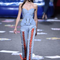 Corsé y pantalón denim de Maya Hansen primavera/verano 2018 para Madrid Fashion Week